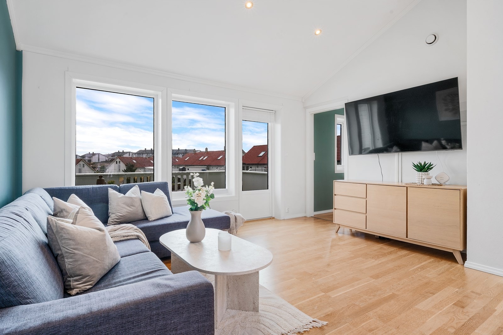 - Her har du rikelig med plass til sofagruppe med tilhørende medialøsning. Merk spotlights i himling - Galleribilde