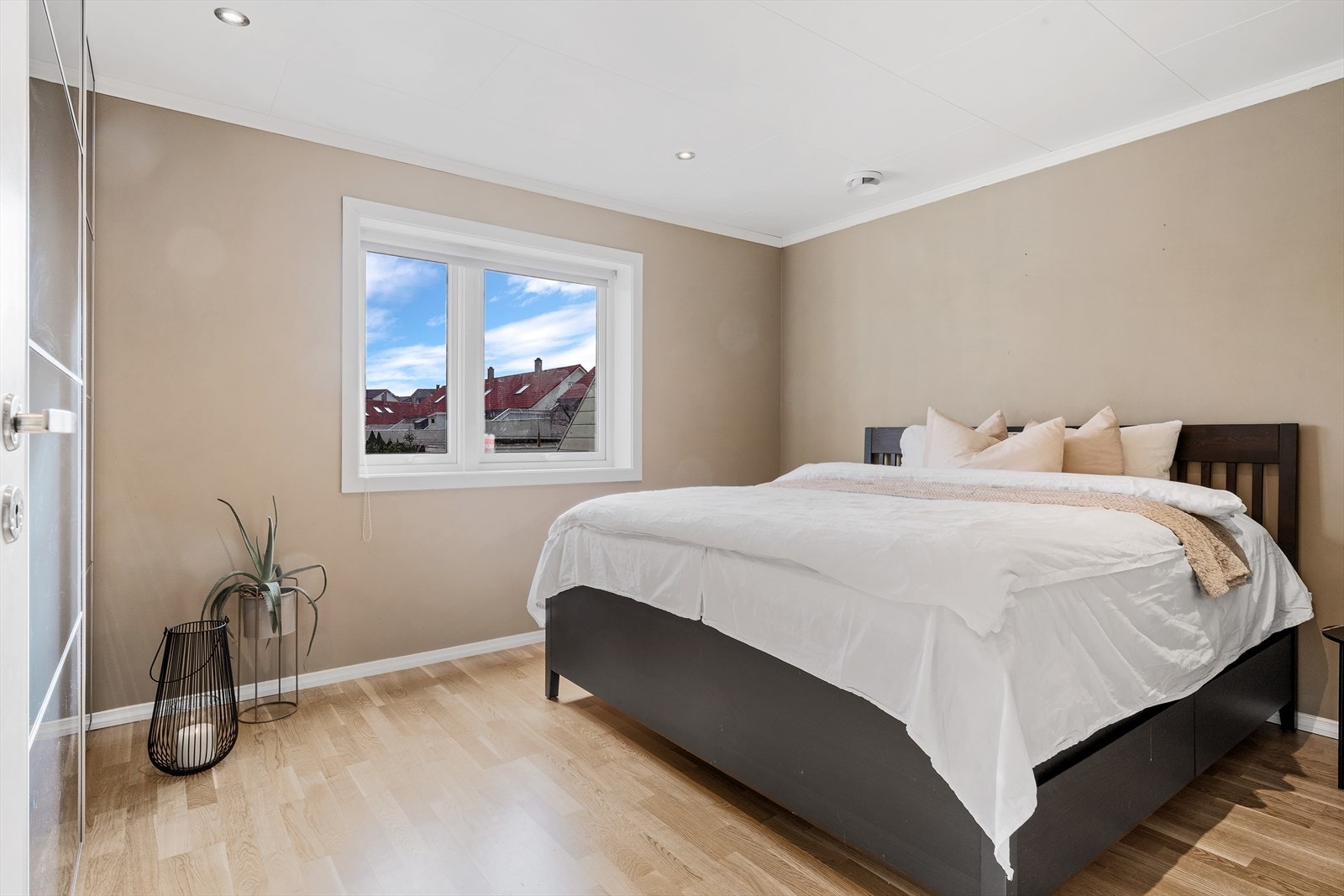 - Soverom 2. Hovedsoverommet er av god størrelse og måler 13,4 m² - Galleribilde