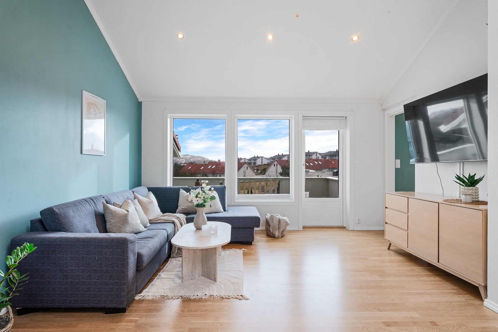 - Stuen fremstår som lys og luftig med flere store vinduer som åpner rommet og sørger for godt med lysinnslipp - Galleribilde