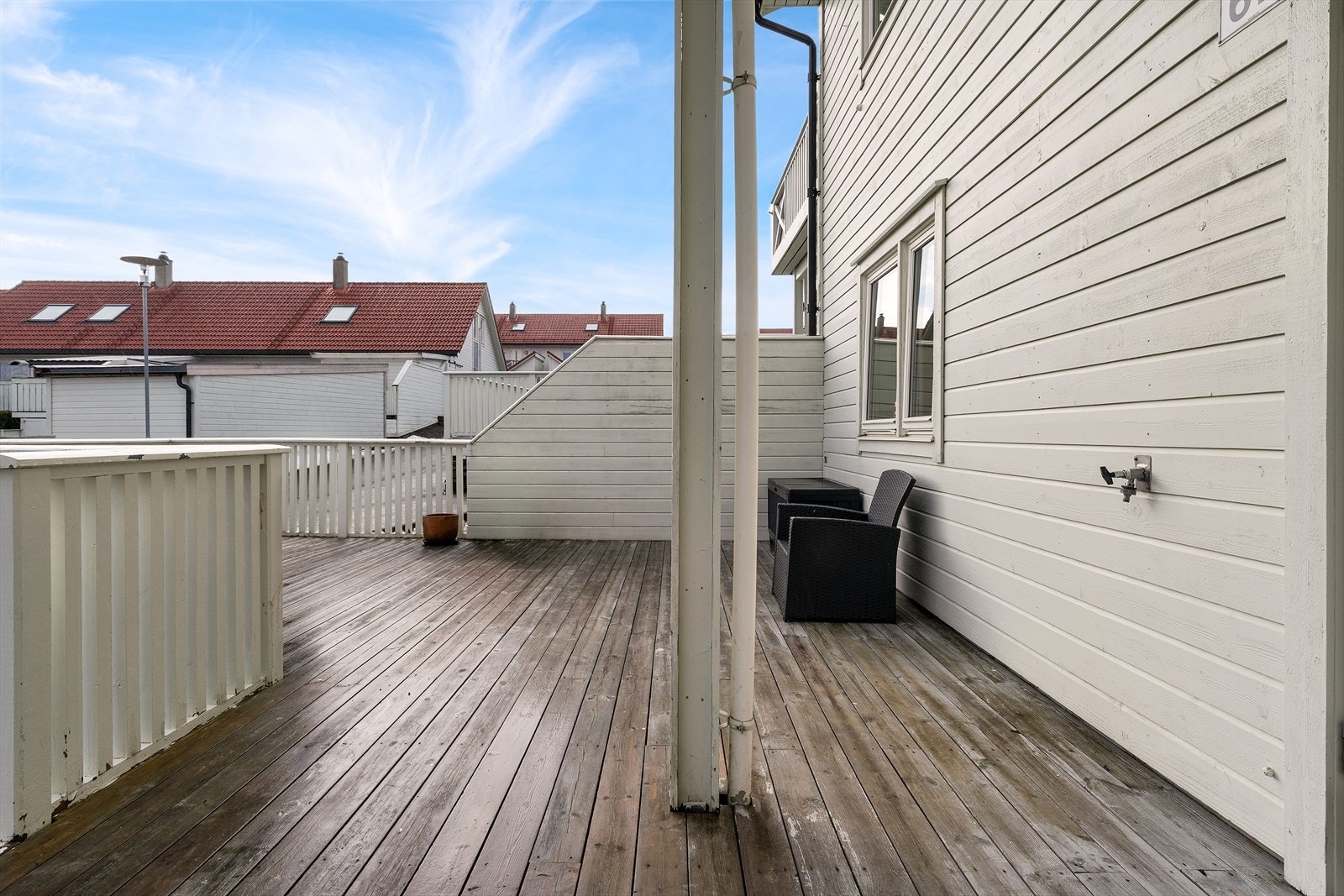 - På fremsiden av boligen har du også terrasseareal - Galleribilde