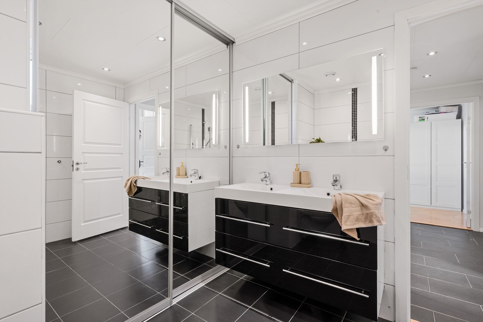 - Et praktisk baderom med opplegg for vaskemaskin/tørketrommel bak skyvedører - Galleribilde