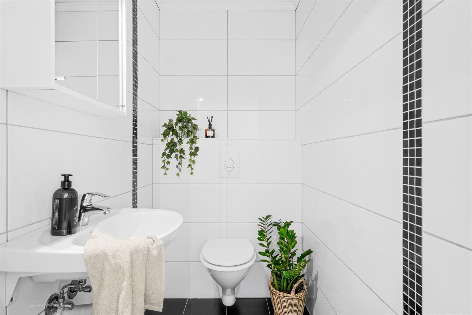 - Separat wc-rom med toalett og servant - Galleribilde