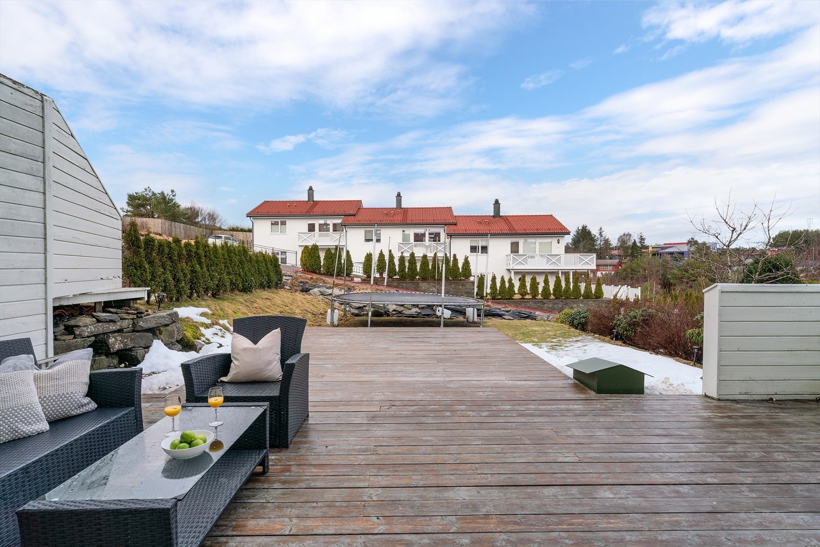 - Med fantastiske utearealer mot flere himmelretninger kan man flytte seg med solen - Galleribilde