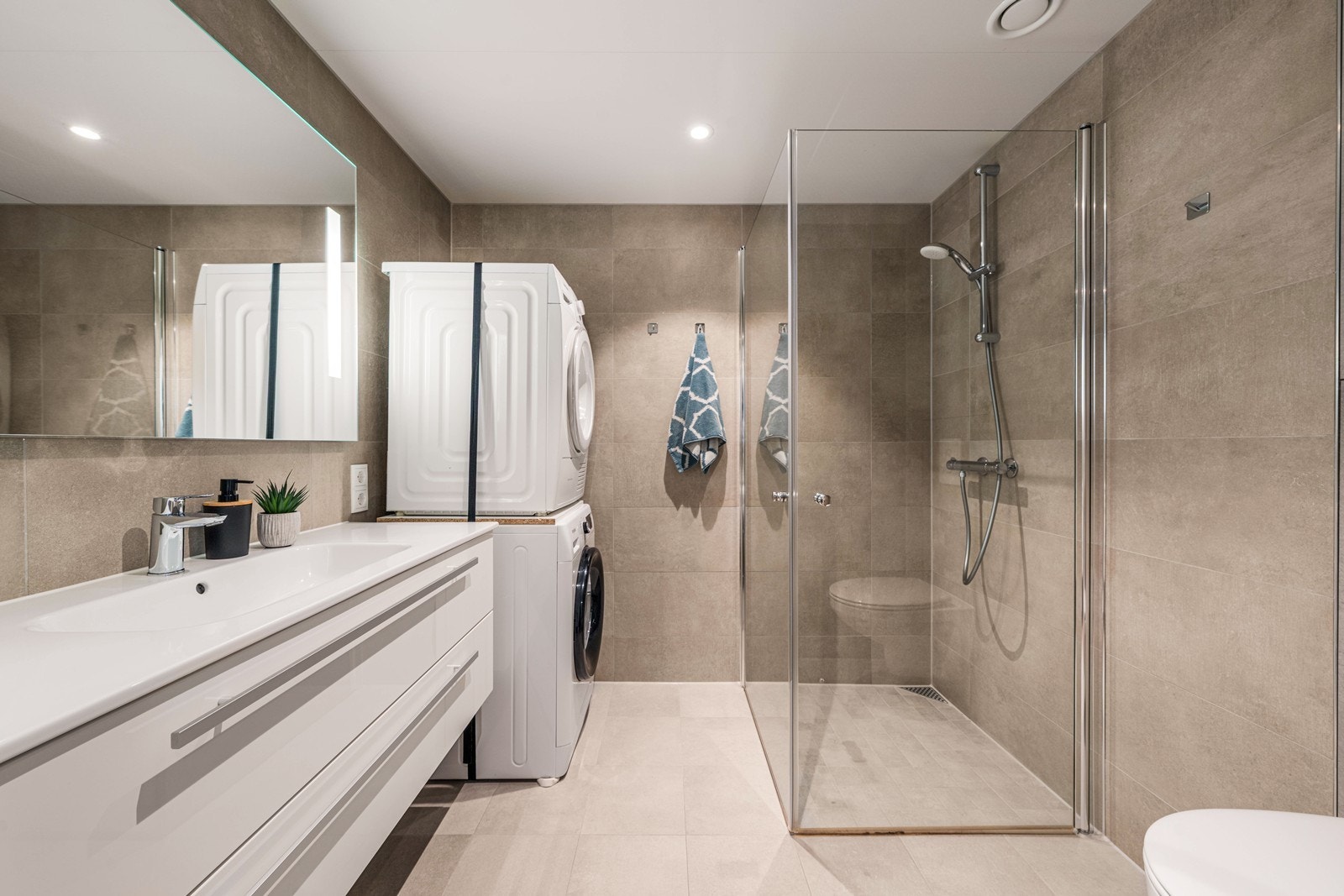 Moderne og flislagt bad med varme i gulv. Galleribilde