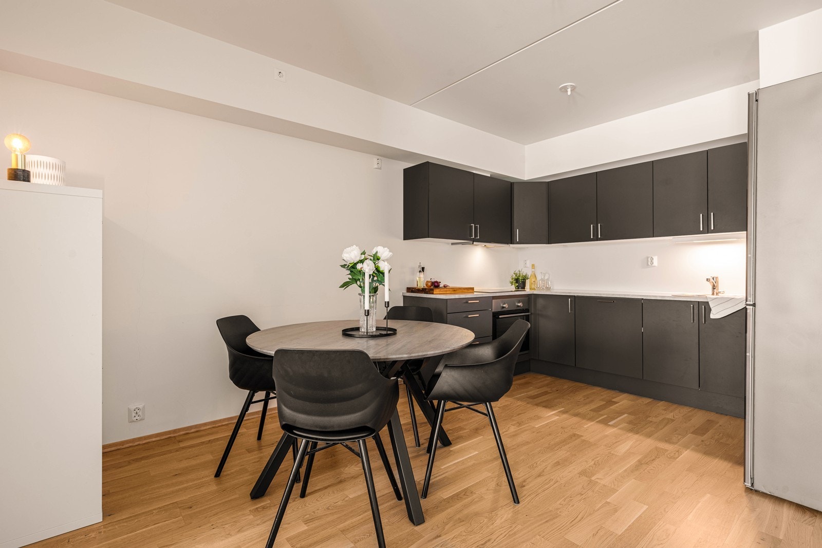 Kjøkken er tilbaketrukket i eget hjørne med god plass til stort spisebord i forkant. Galleribilde