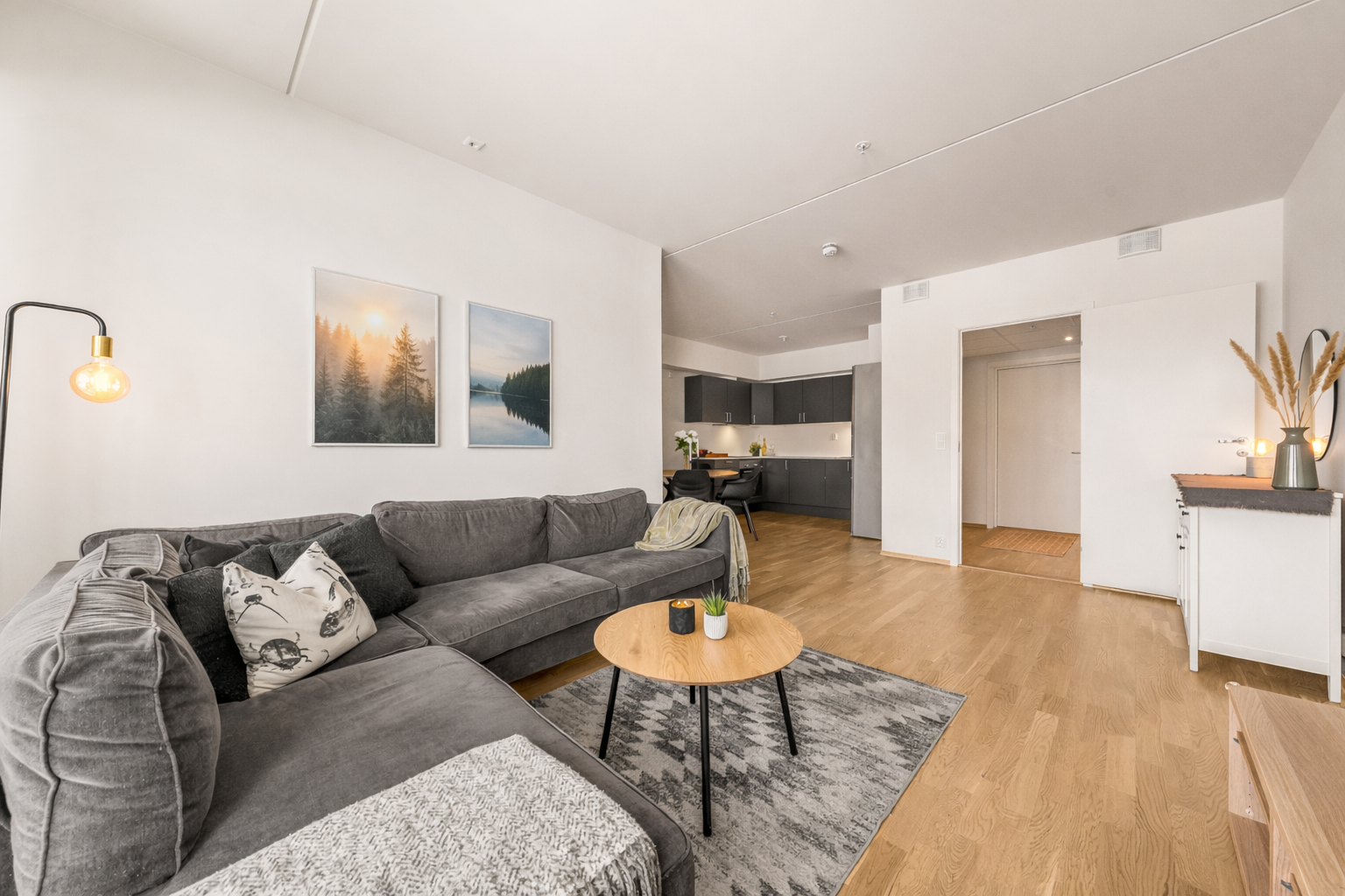 Romslig stue som gjør det enkelt å møblere i soner. Galleribilde