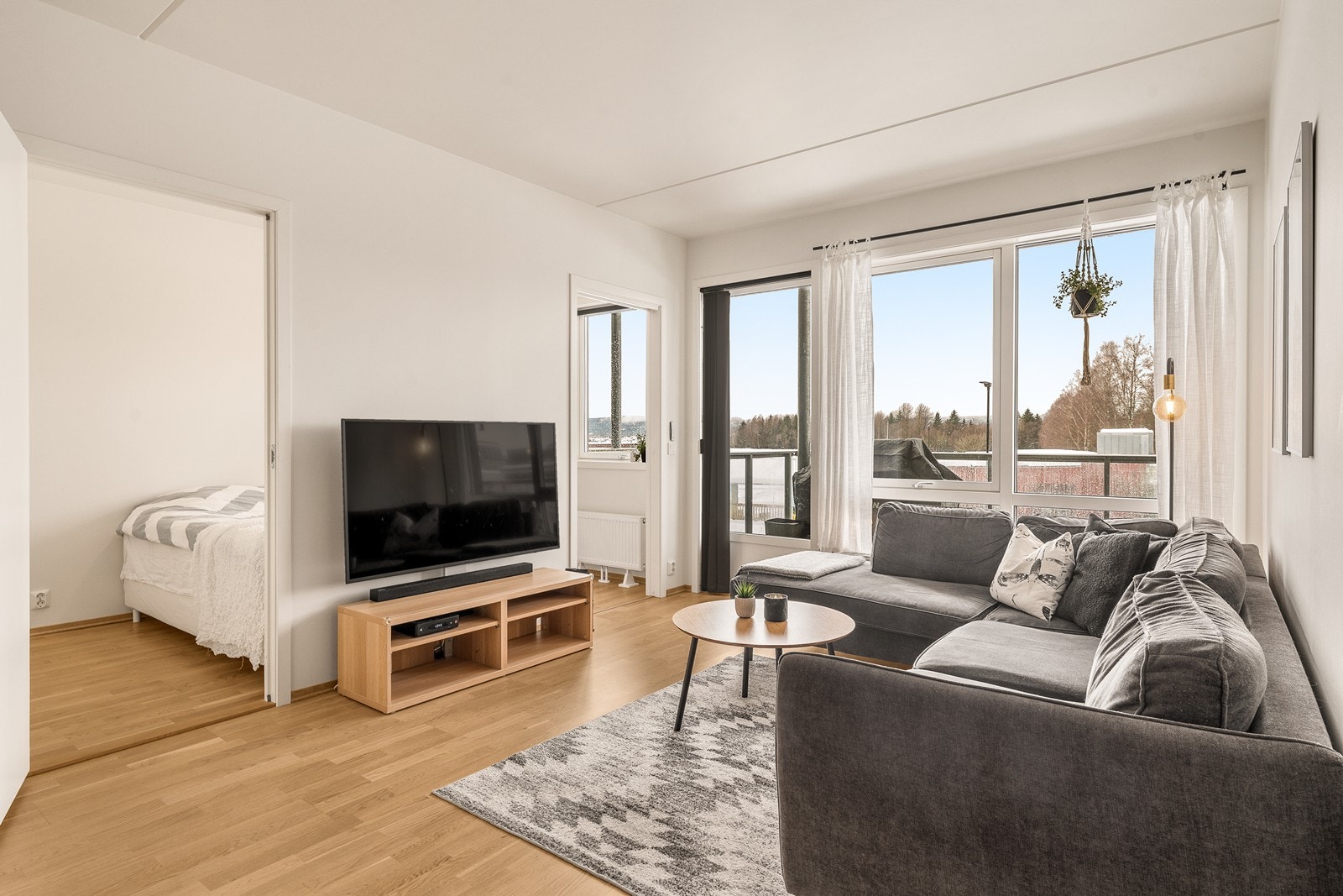 Store vindusflater og utgang til balkong med flott utsikt og gode solforhold. Galleribilde