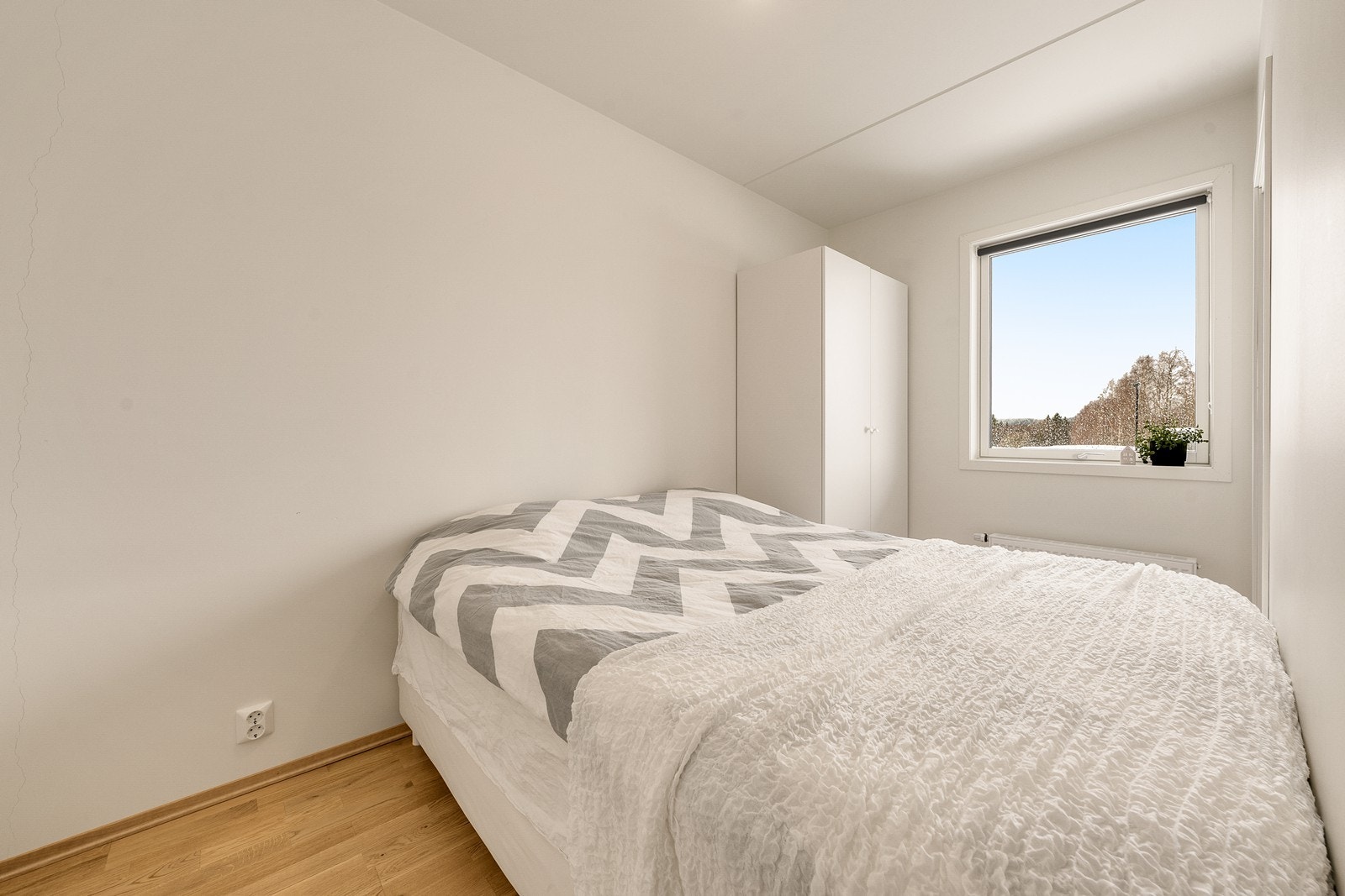 Hovedsoverom med god plass for dobbelseng og garderobeskap. Galleribilde