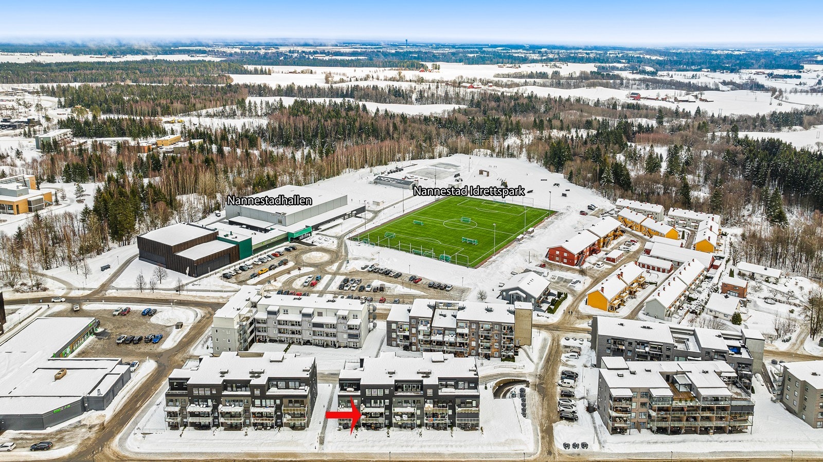 Sentralt i Nannestad med alt av tilbud og flotte fritidstibud med blant annet nyere svømmehall i umiddelbar nærhet. Galleribilde
