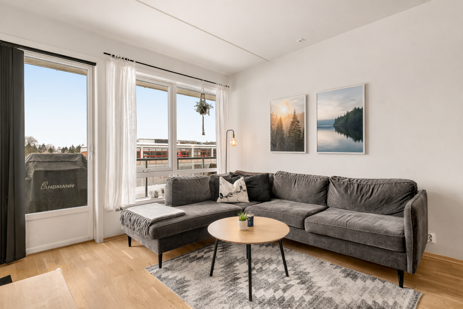 Parkett på gulv og vannbåren varme med radiatorer, inkludert i felleskostnader. Galleribilde