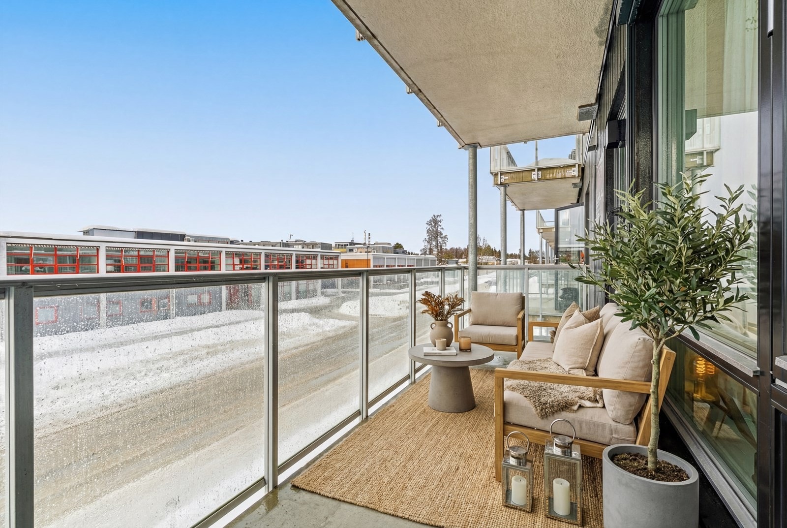 Balkong med gode solforhold og utsikt mot Romeriksåsen. Bildet er digitalt møblert. Galleribilde