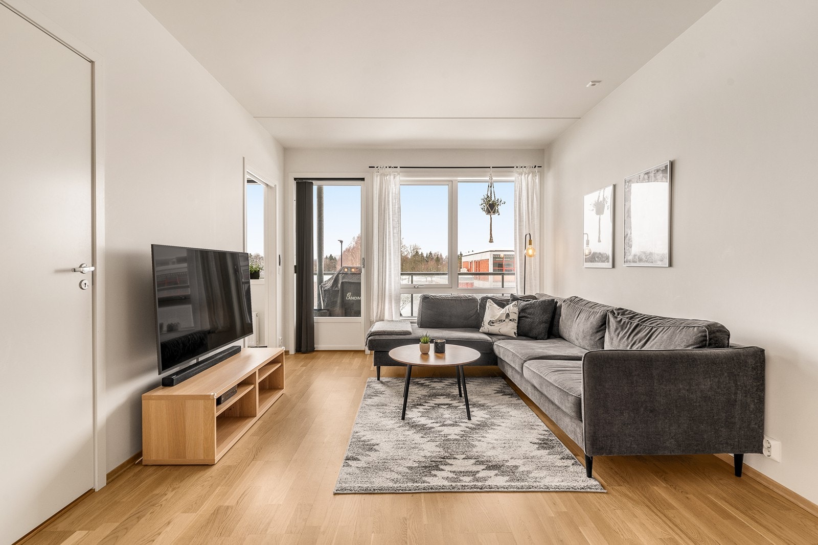 Stuevinduet har elektrisk solskjerming. Galleribilde