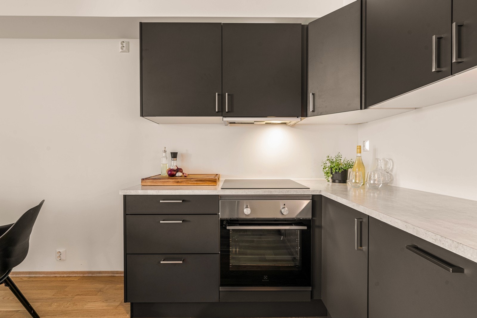 Moderne kjøkken med integrerte hvitevarer som stekeovn, platetopp og oppvaskmaskin. Plass til frittstående kjøleskap. Galleribilde