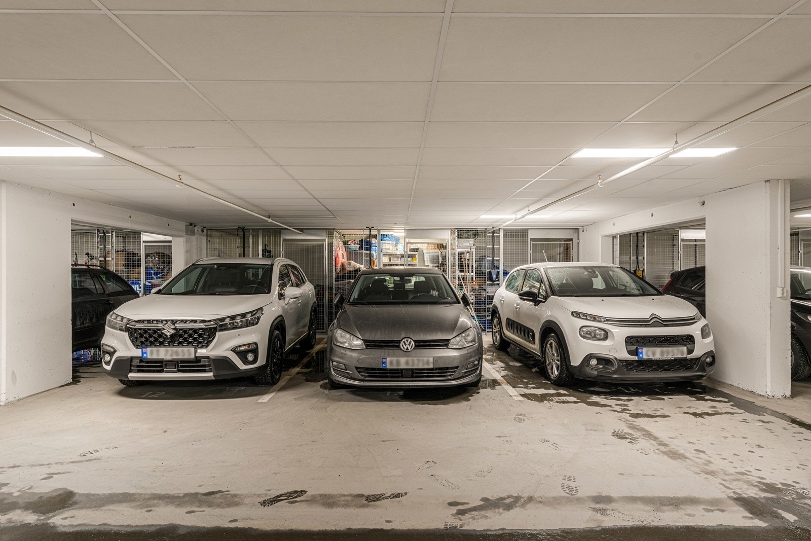 Garasjeplass med tilrettelagt for el-billader via sameiet. Tilhørende sportsbod i bakkant. Galleribilde