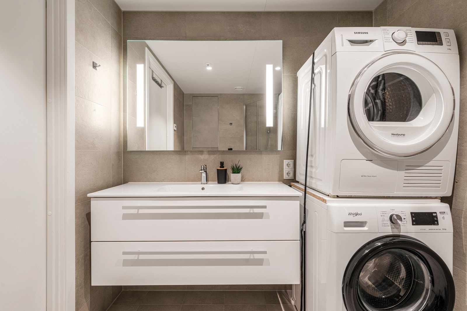 God plass til vaskemaskin og tørketrommel. Galleribilde