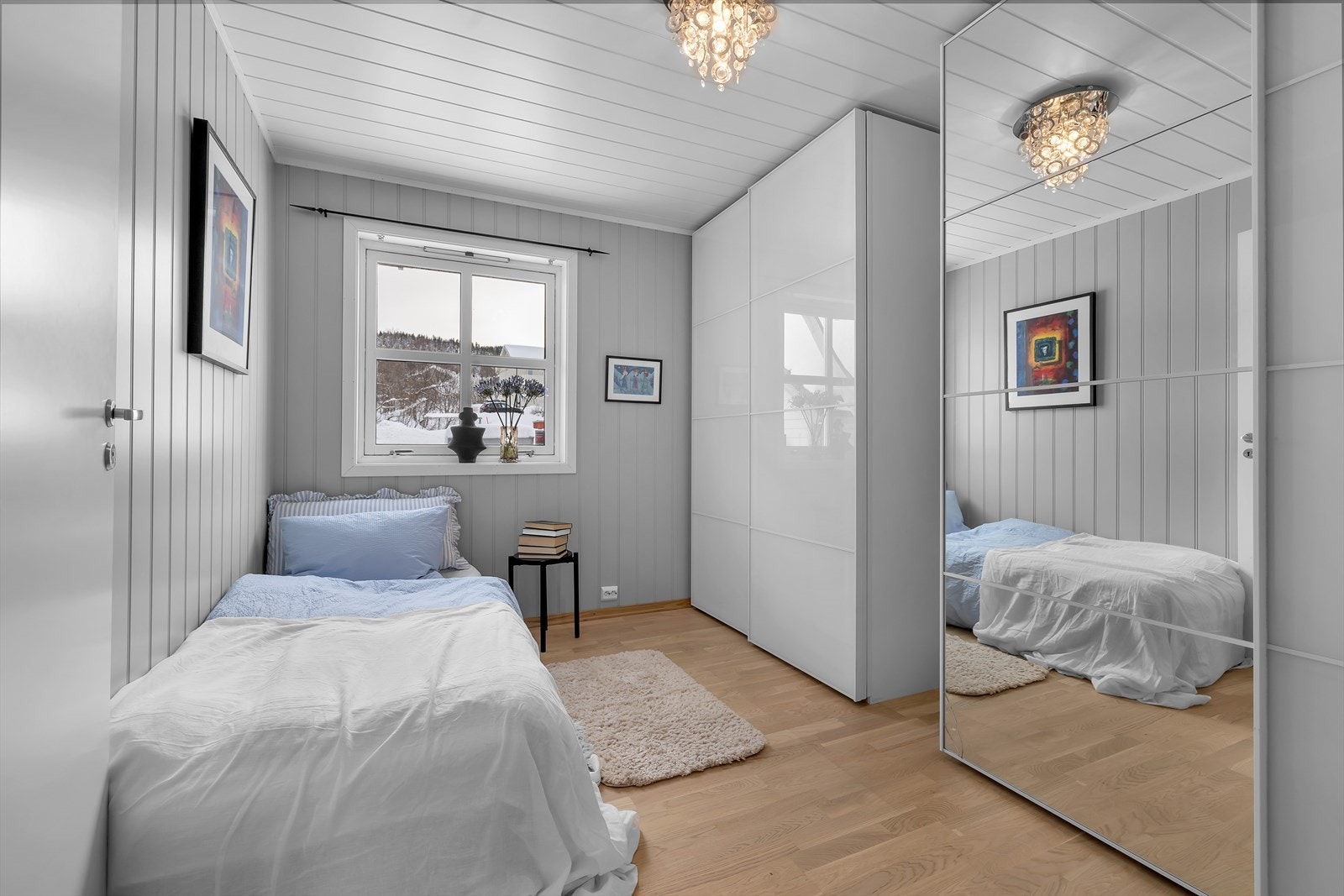 Soverom i 1. etasje med praktisk oppbevaringsplass i skyvedørsgarderober Galleribilde