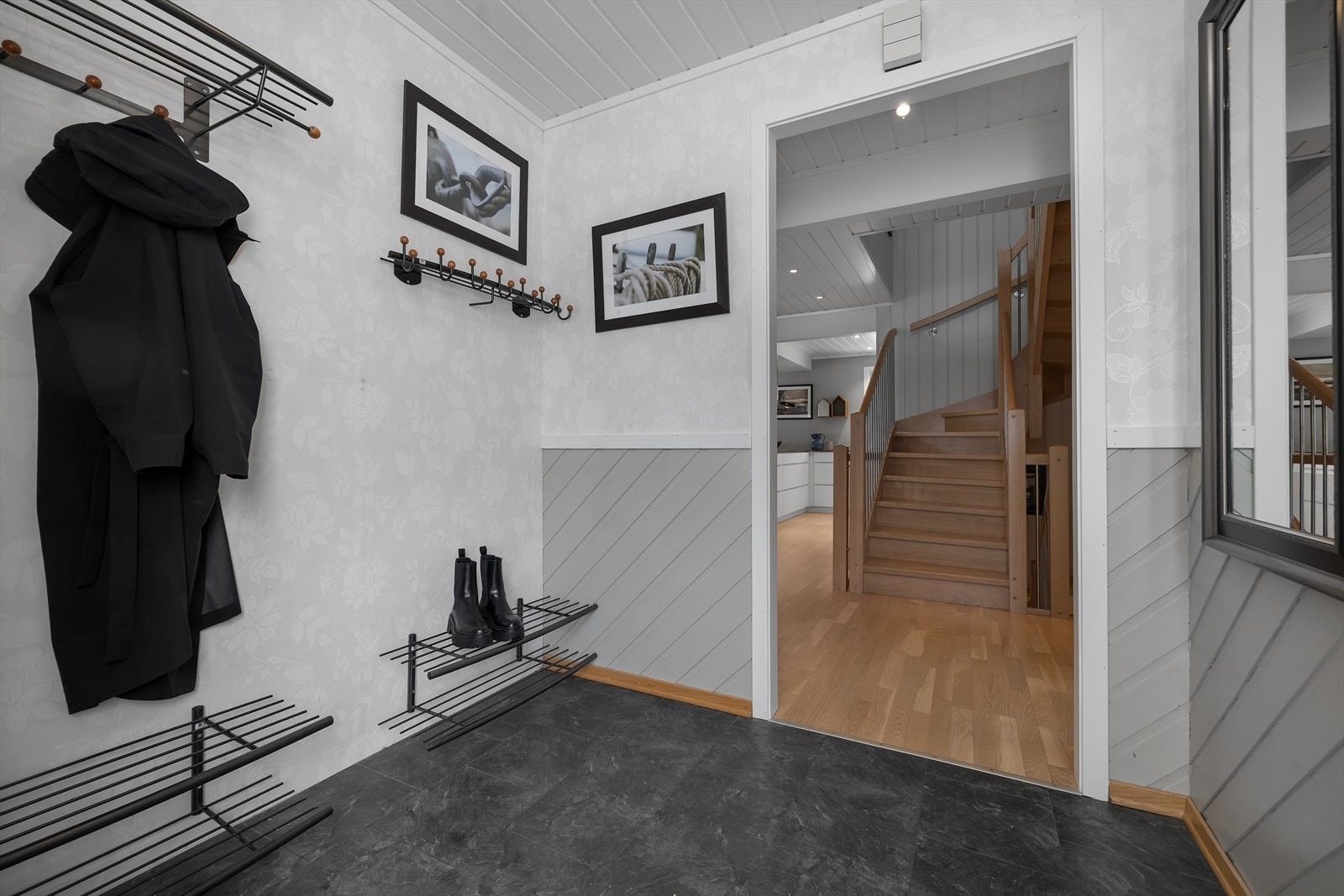 Innbydende entré med plass til oppheng av sko og yttertøy Galleribilde