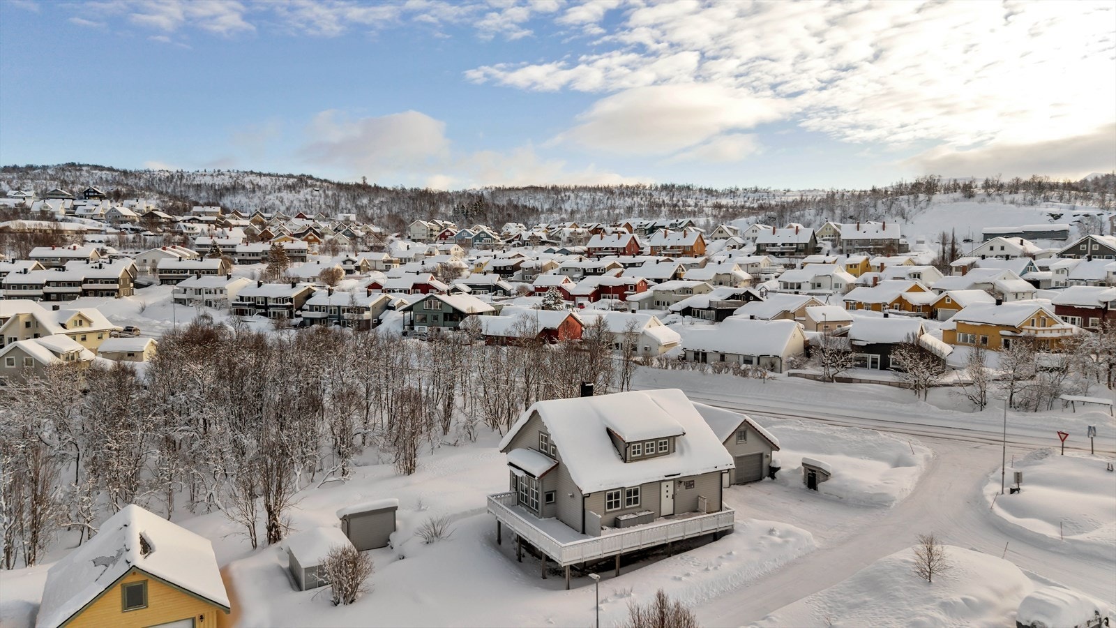 Her finner du flere lekeplasser og grønne fellesområder hvor barna kan leke fritt, samt nærhet til skole og barnehage Galleribilde