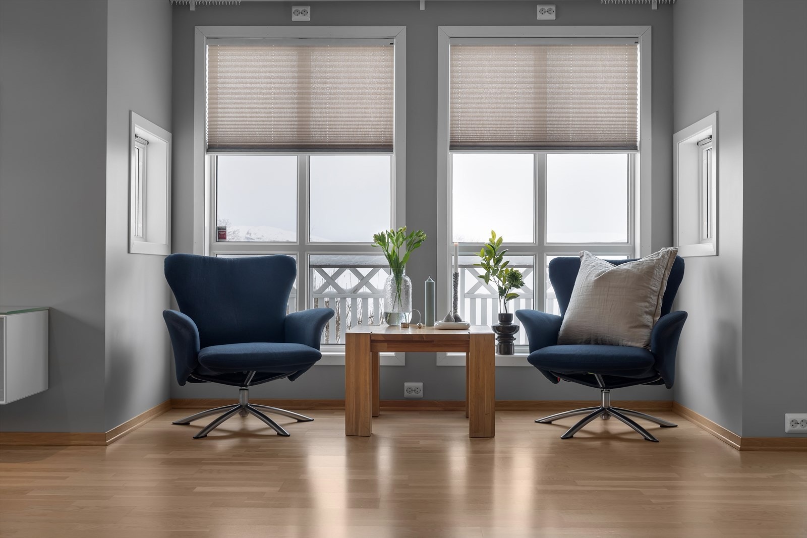 Romslig stue med fleksibel planløsning og plass til flere soner Galleribilde