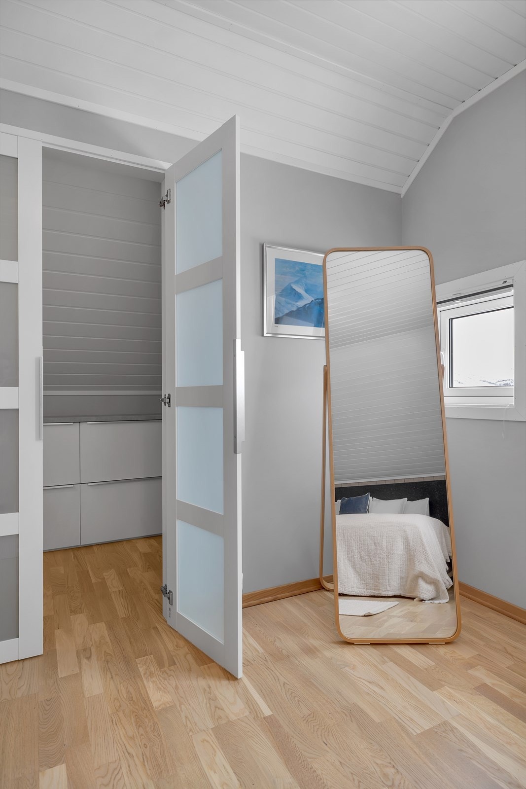 Garderobeløsninger med smarte skuffesystemer og praktisk oppbevaring Galleribilde