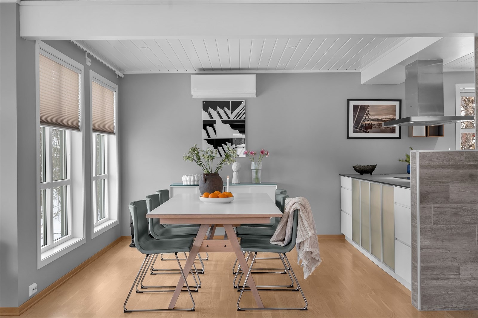 Et sosialt rom med god plass til både familie og venner Galleribilde