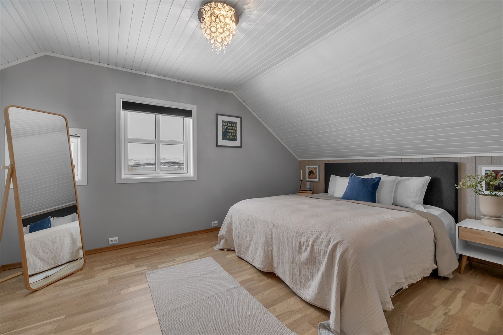 Romslig hovedsoverom med god plass til dobbeltseng Galleribilde