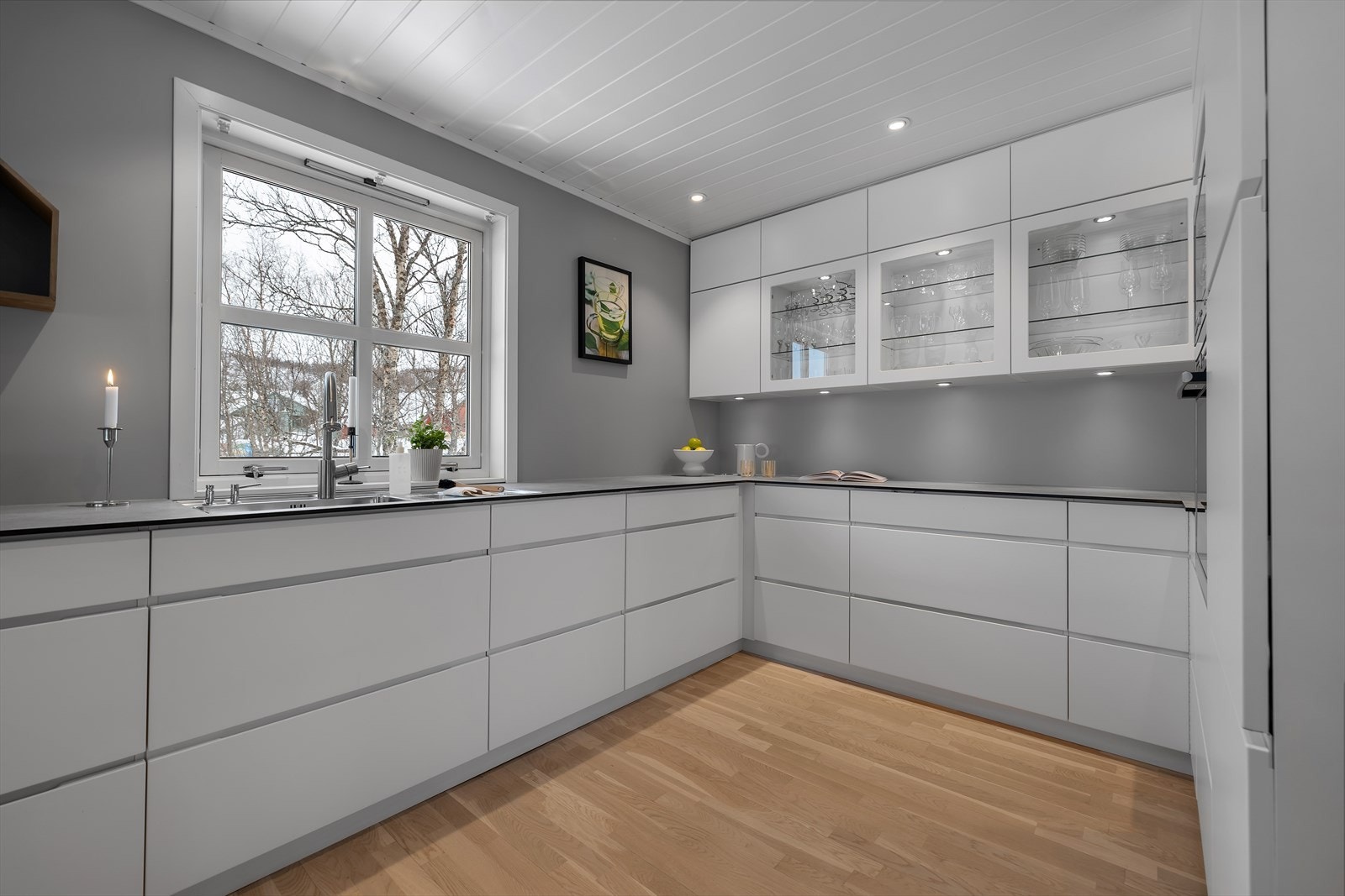 Velutstyrt kjøkken med gjennomtenkte løsninger og god skap- og benkeplass Galleribilde