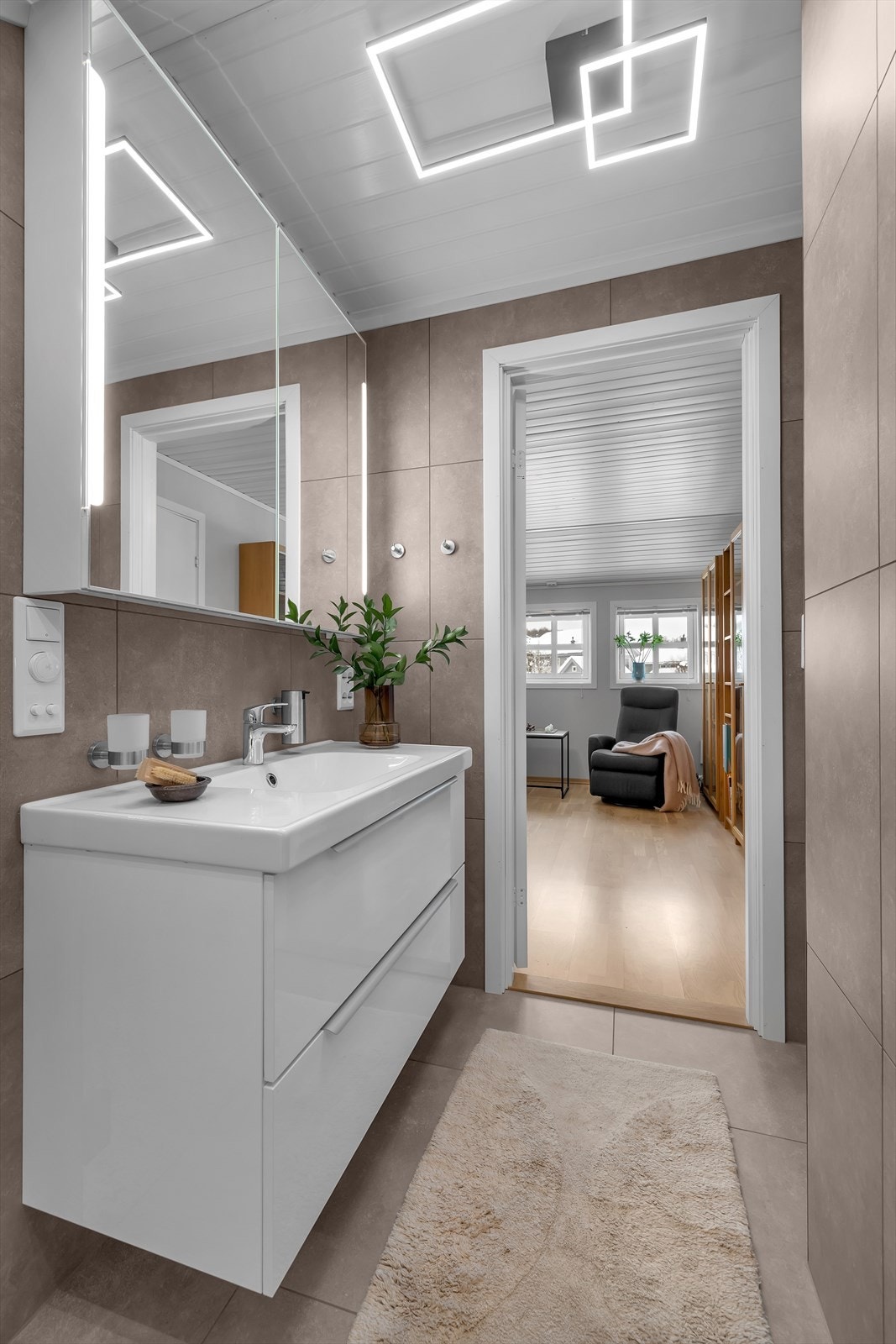 Moderne fliser og heldekkende servant Galleribilde