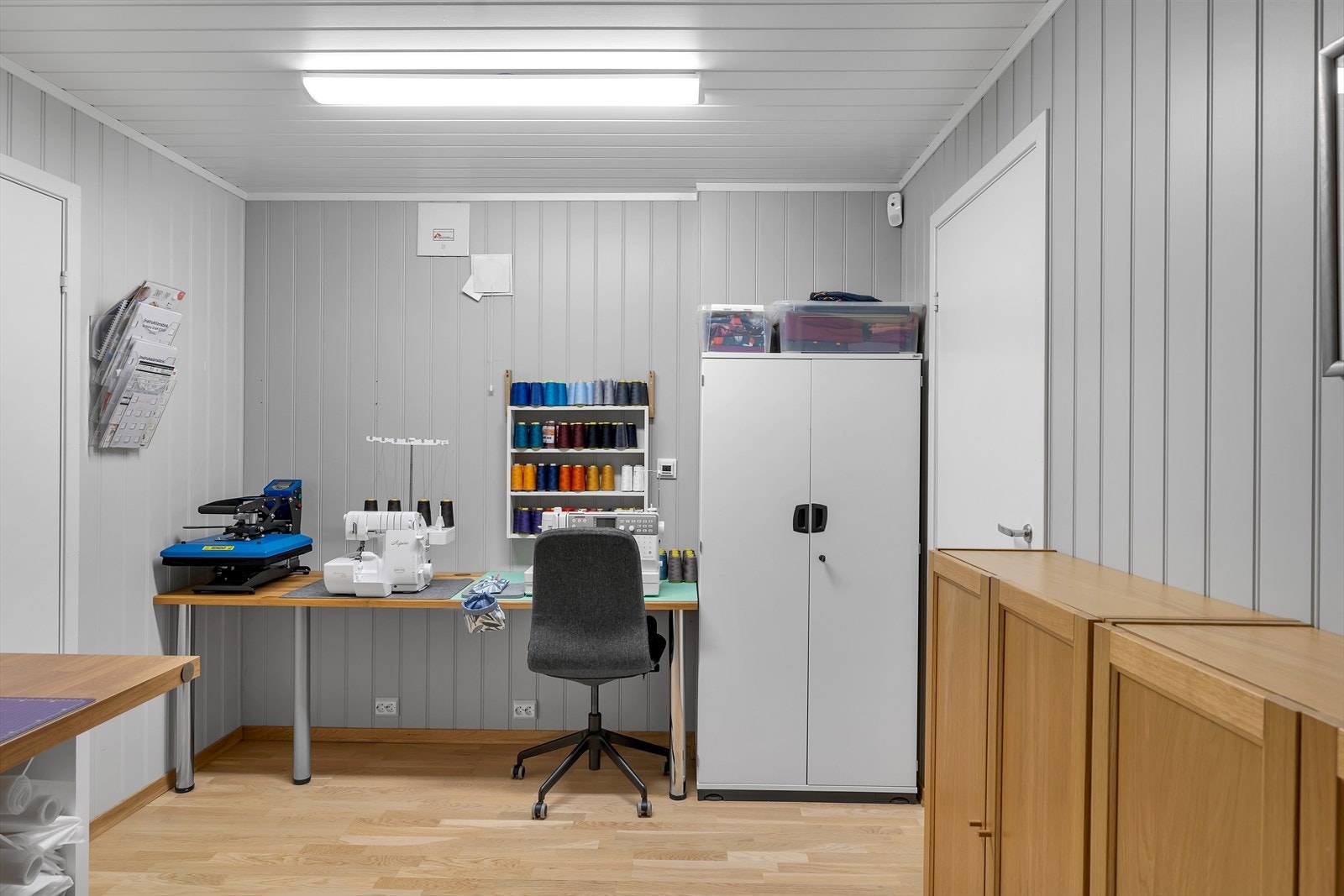 I underetasjen finnes det praktiske boder, samt plass til kontor eller hobbyrom Galleribilde