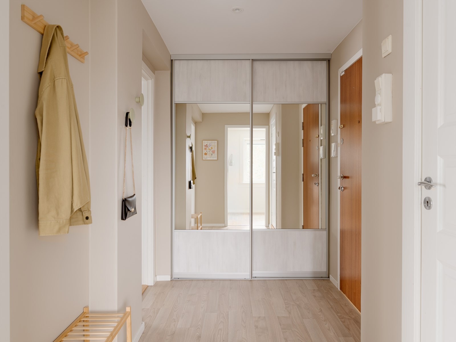 Man ønskes velkommen inn i en romslig entré. Praktisk skyvedørsgarderobe. Galleribilde