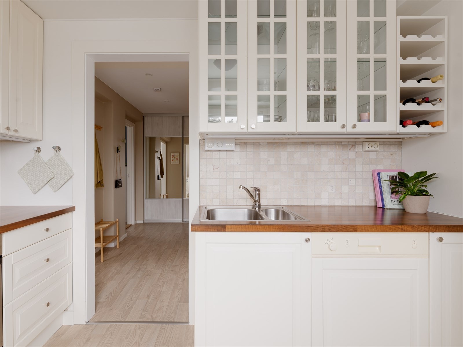 Tidløs og klassisk kjøkkeninnredning med hvite profilerte skapfronter. Galleribilde