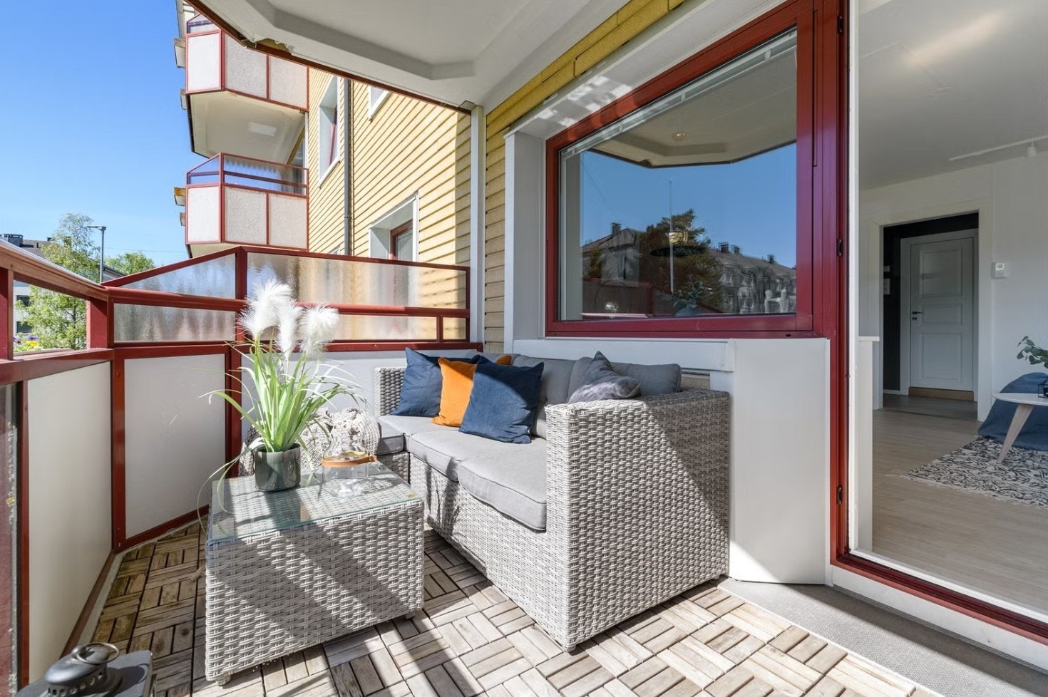 Sommerstemning på den fine balkongen. Det er god plass til sittegruppe på balkongen. Galleribilde