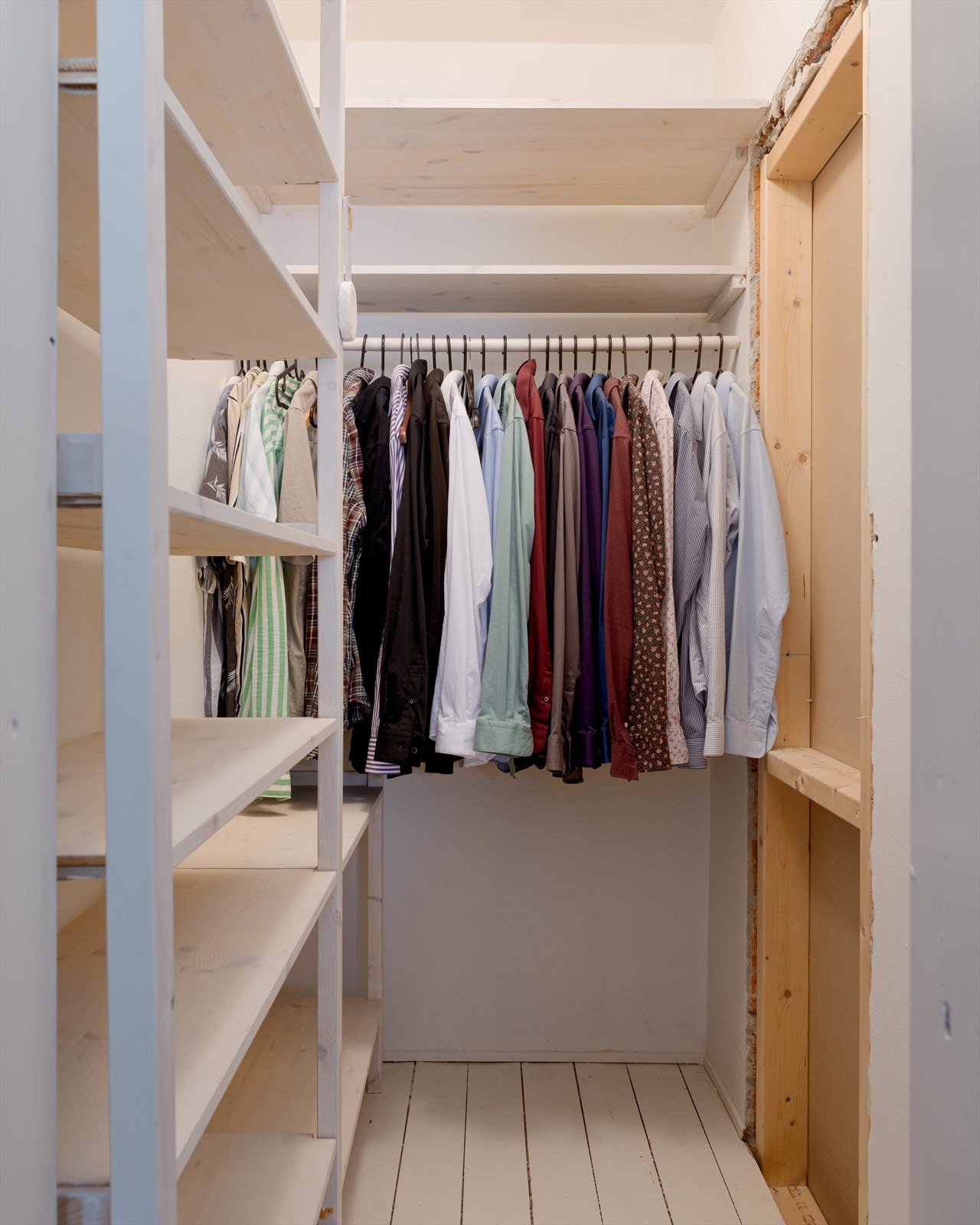 Det er en innvendig bod / walk in closet med god plass til oppbevaring Galleribilde