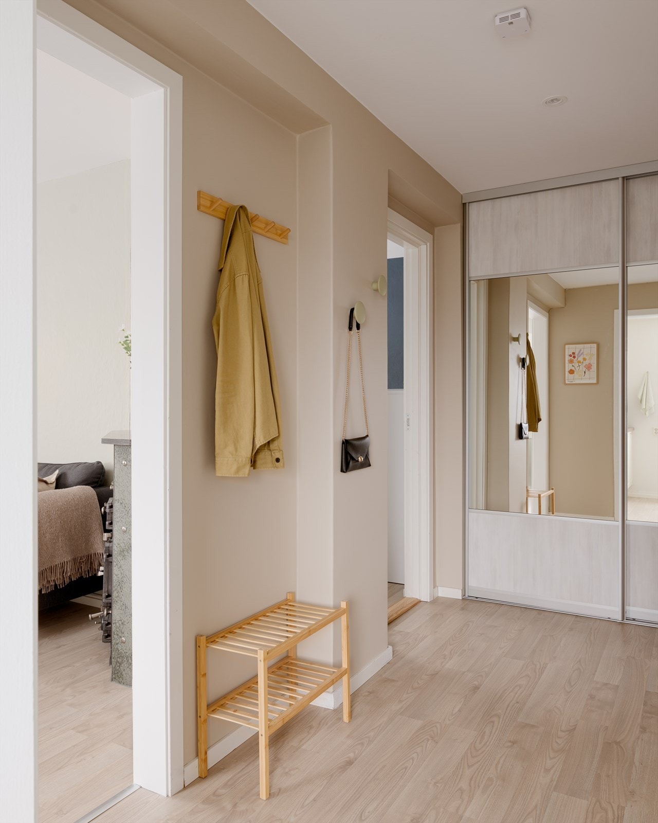 Vegger er nymalt i lyse og behagelige farger i gangen. Galleribilde