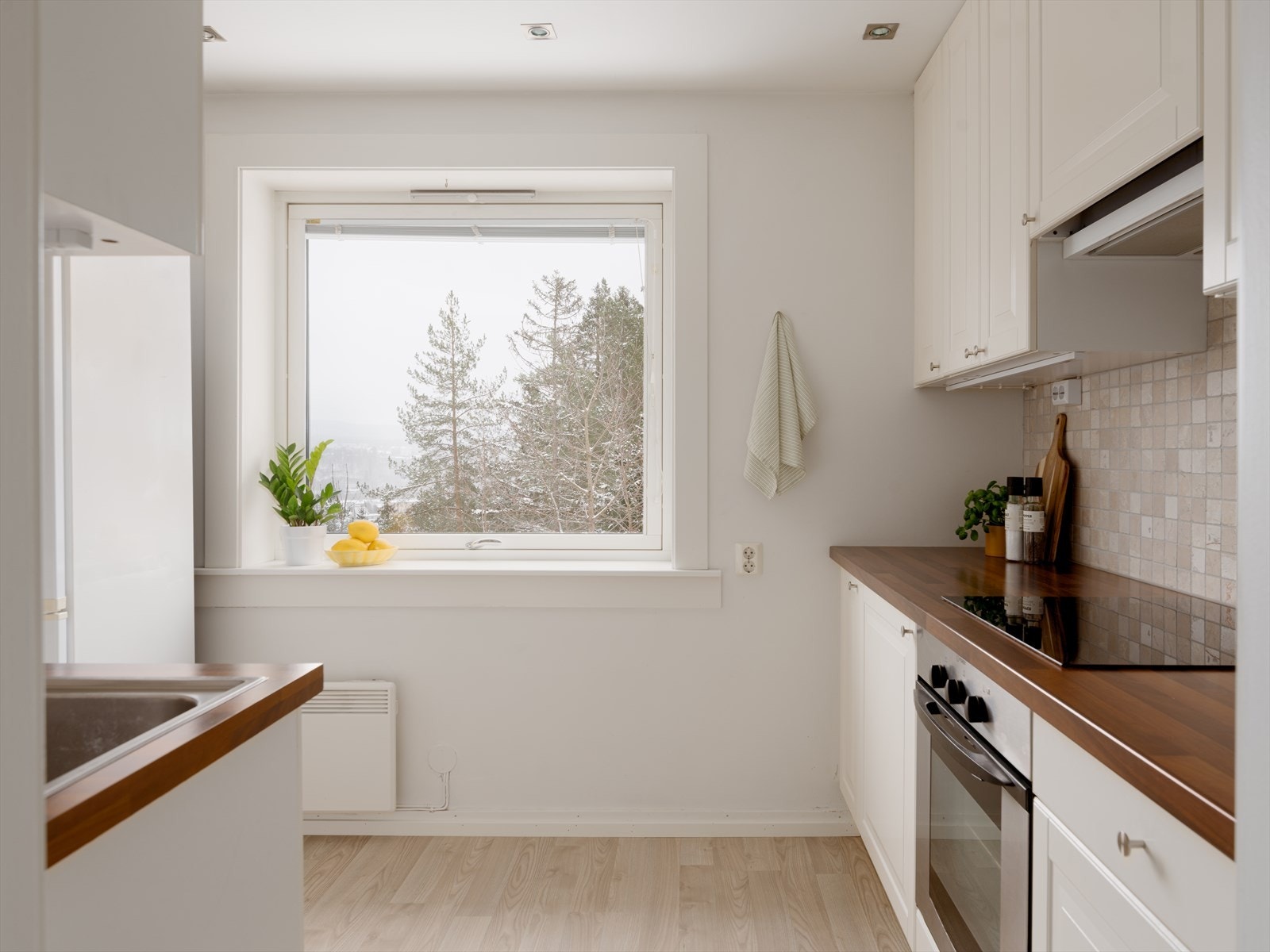 Alle hvitevarer på kjøkkenet - komfyr, platetopp, oppvaskmaskin og frittstående kjøleskap medfølger. Galleribilde