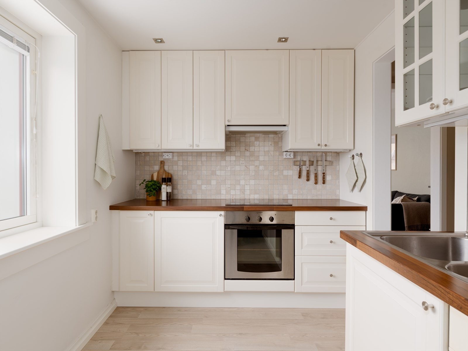 Ikea kjøkkeninnredning fra 2007. Platetopp var ny i 2016. Kjøkkenet holder en gjennomgående god standard Galleribilde