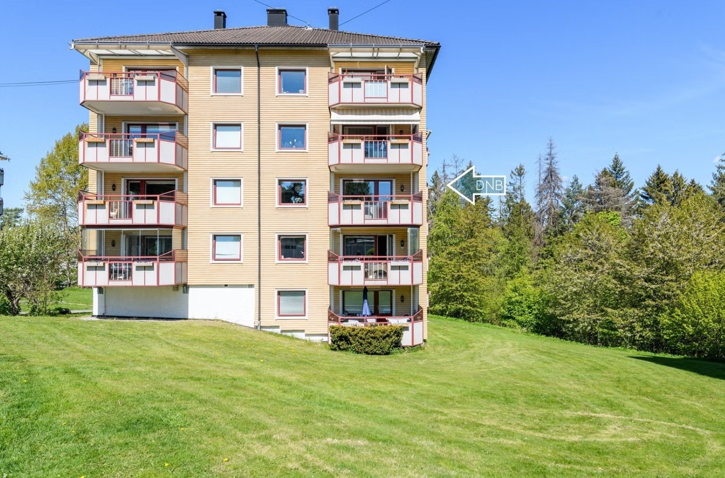 Borettslaget har en stor og fin tomt i grønne omgivelser. Leiligheten ligger luftig til i 2.etasje (fra inngang). Galleribilde