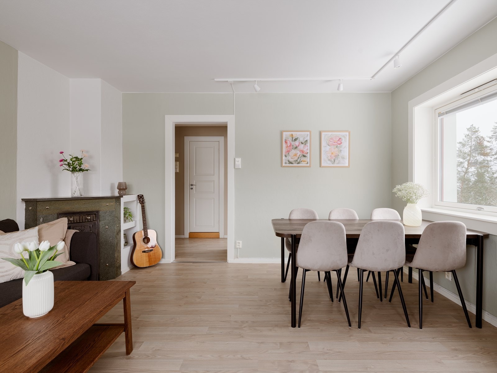 Stuen kan møbleres i flere soner. God plass til spisestueløsning. Galleribilde