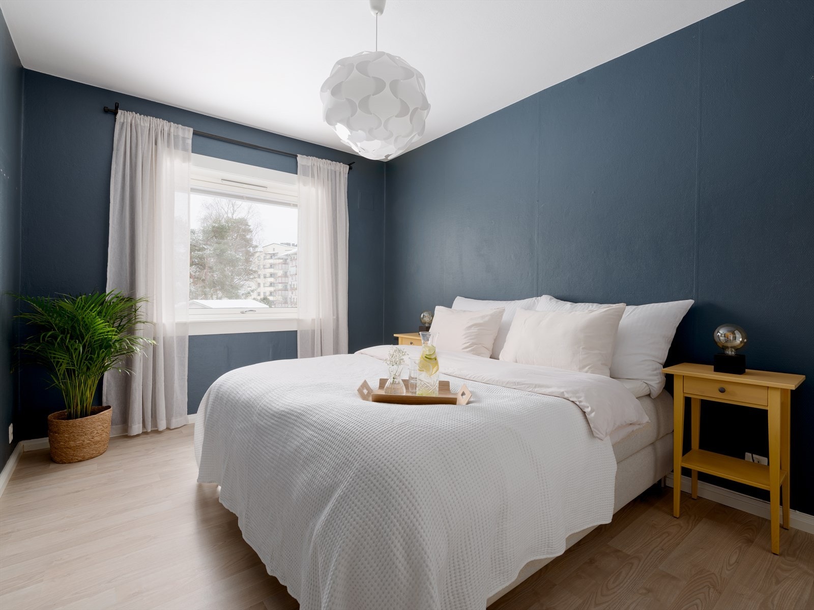 Soverommet er romslig. God plass til stor dobbeltseng og tilhørende nattbord. Galleribilde