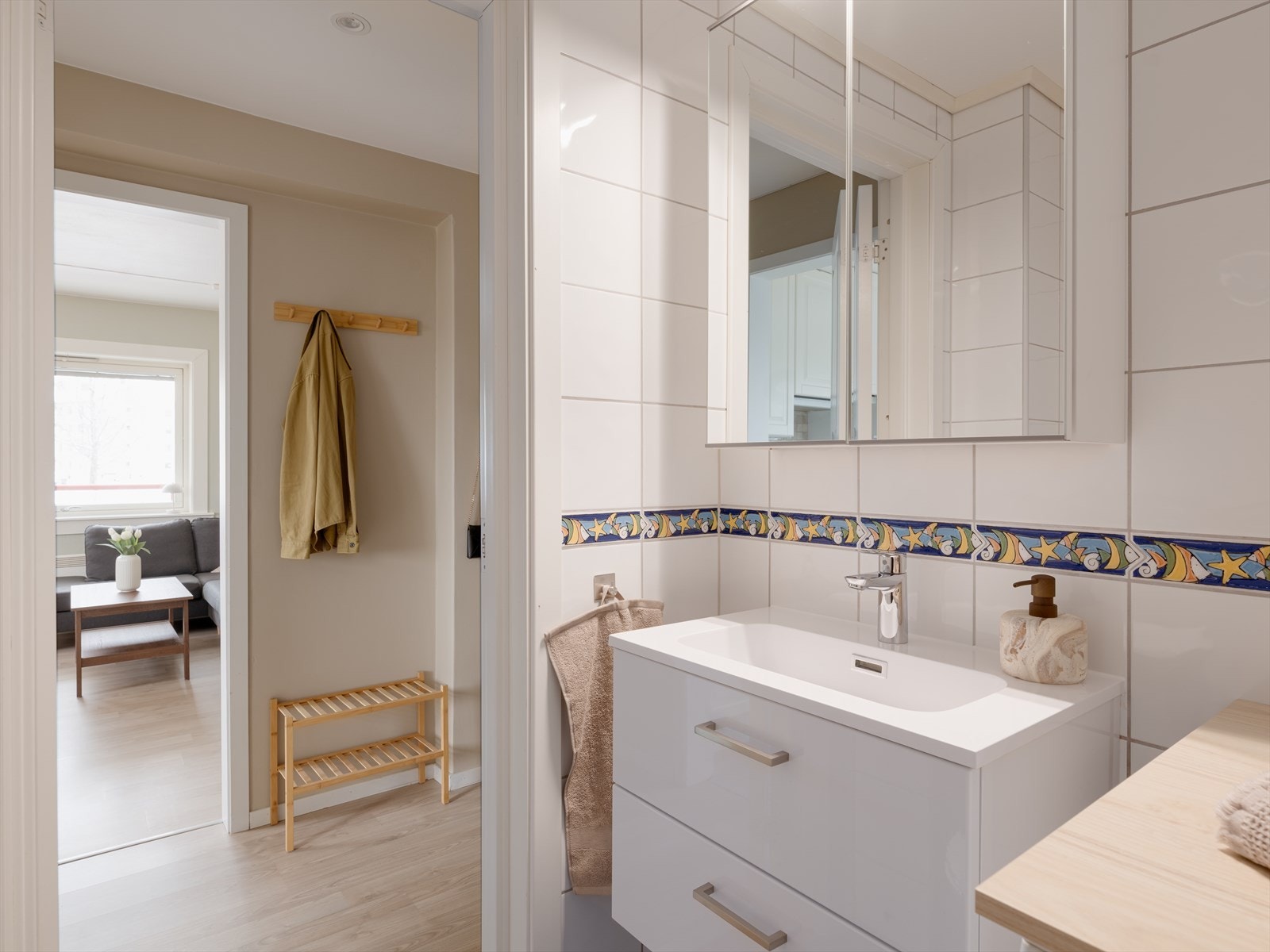 Badet ble oppusset i regi av borettslaget i 2004. Servant og speilskap med underskap er helt ny nå i 2026. Galleribilde