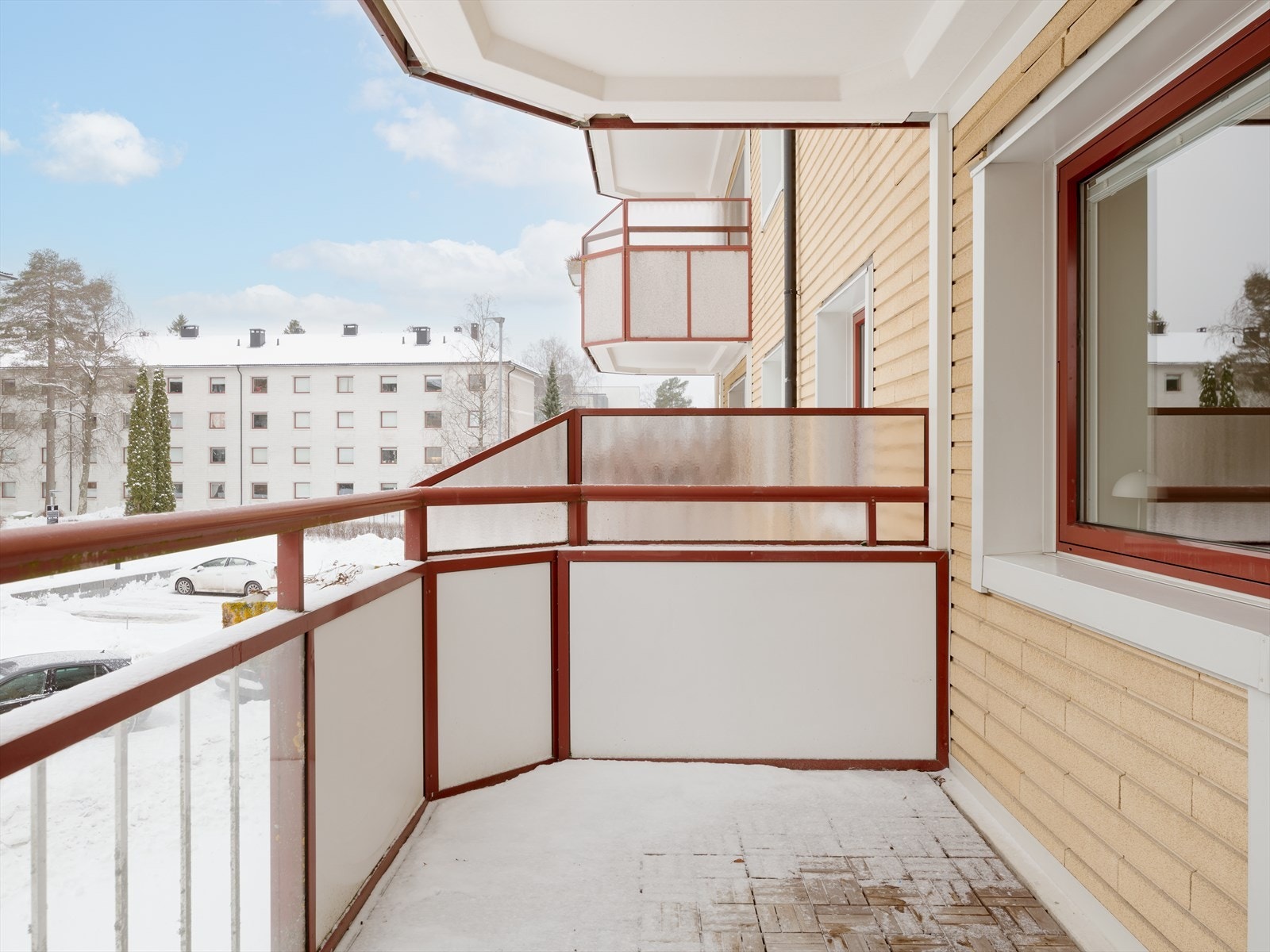 Fra stuen er det utgang til en sjarmerende sydvendt balkong på ca. 7,4 m² med gode solforhold. Galleribilde