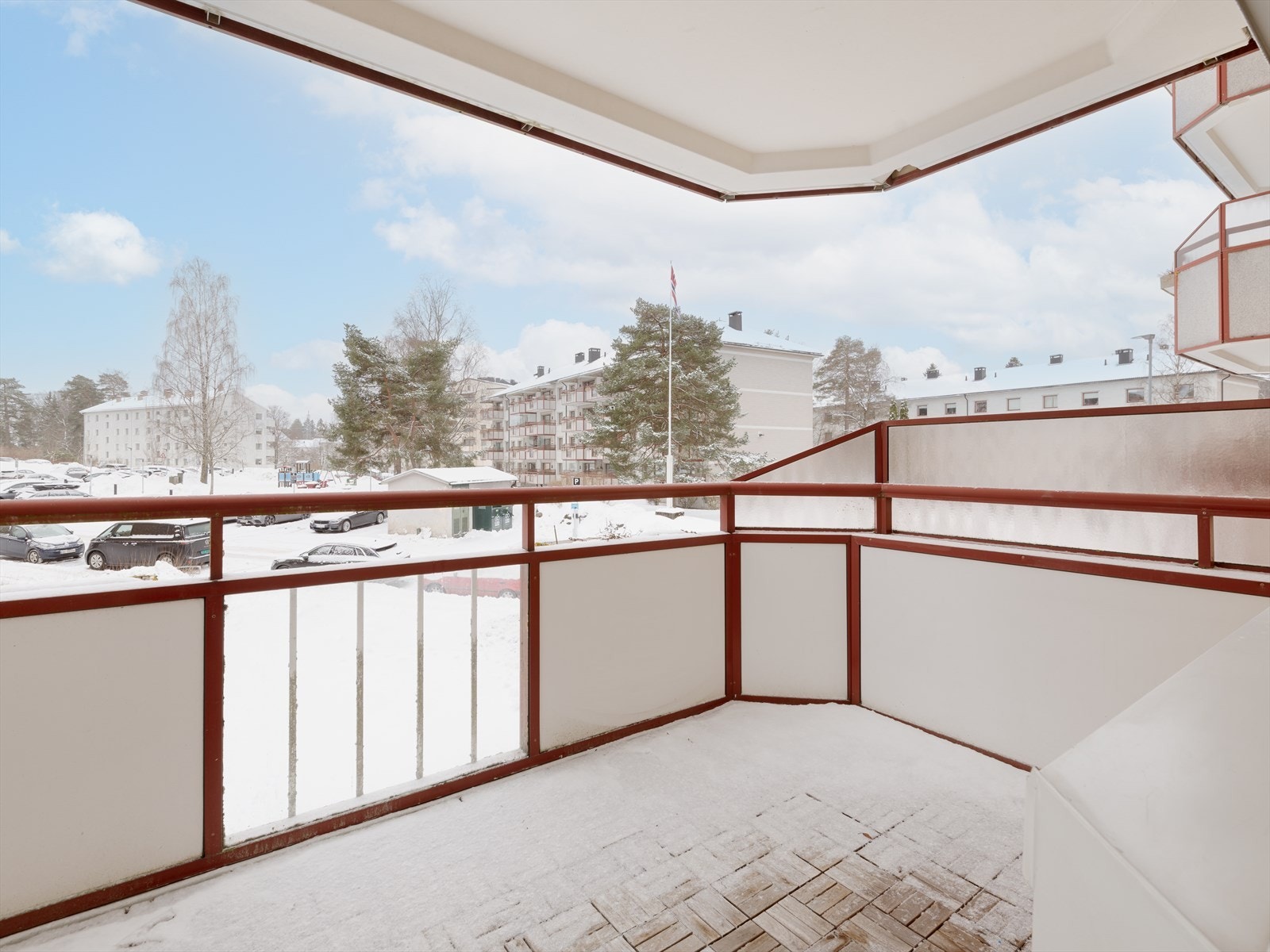 Borettslaget har parkeringsplasser til utleie, etter venteliste. Vanlig gateparkering etter gjeldende bestemmelser. Galleribilde