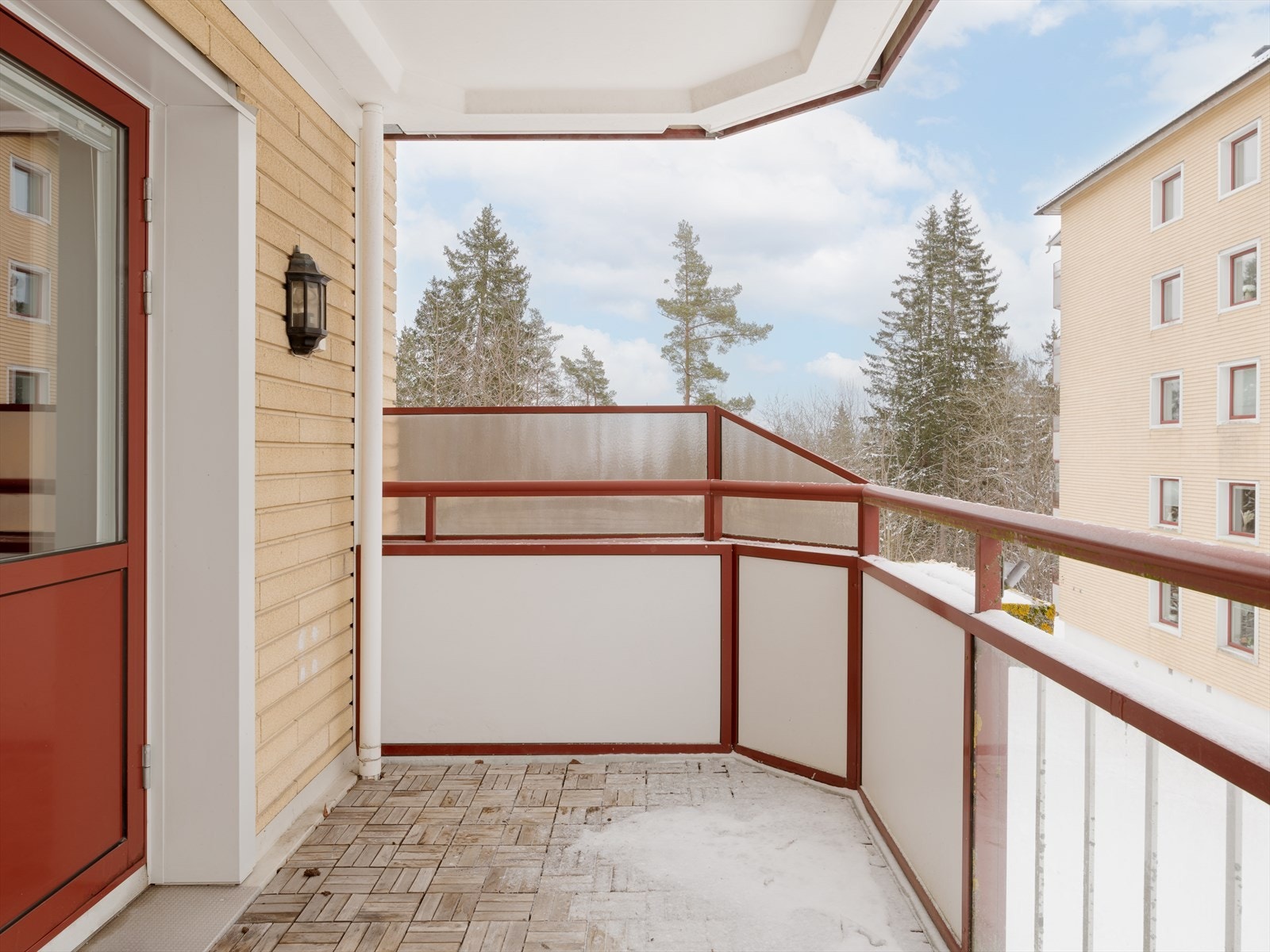 Det er terrassetremmer på balkongen. Det er også utebelysning. Galleribilde