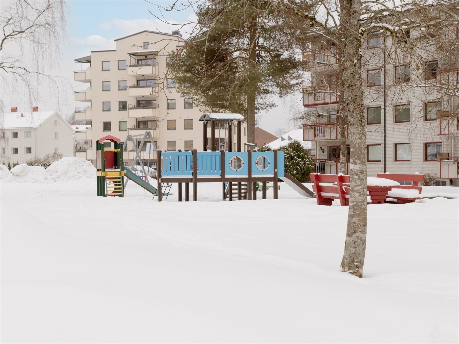 Borettslagets tomt er pent opparbeidet med fine grøntarealer, lekeplasser og sittegrupper. Galleribilde