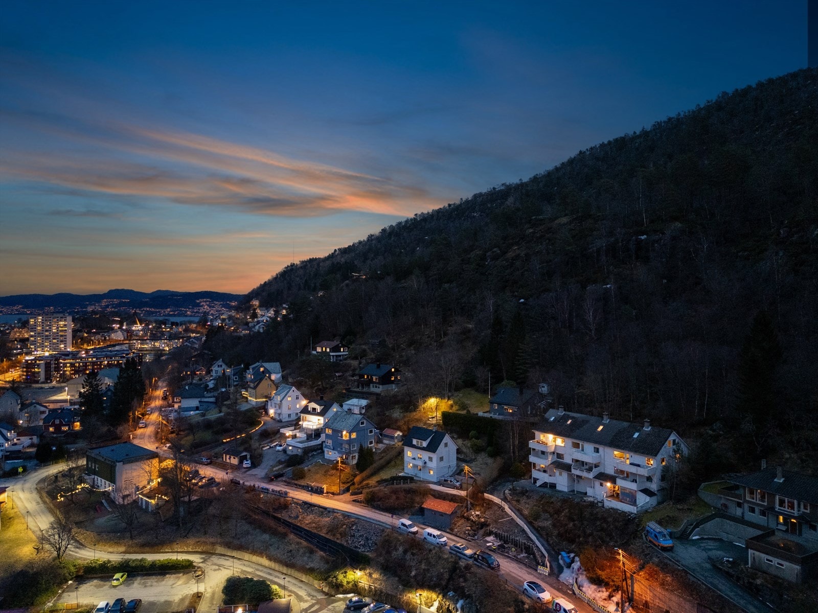 Eiendommen har en meget flott beliggenhet, høyt og fritt, i et sentralt og veletablert boligområde. Herfra er det kort vei til alt av servicetilbud og fasiliteter, samt til kollektivtransport og flotte turområder! Galleribilde