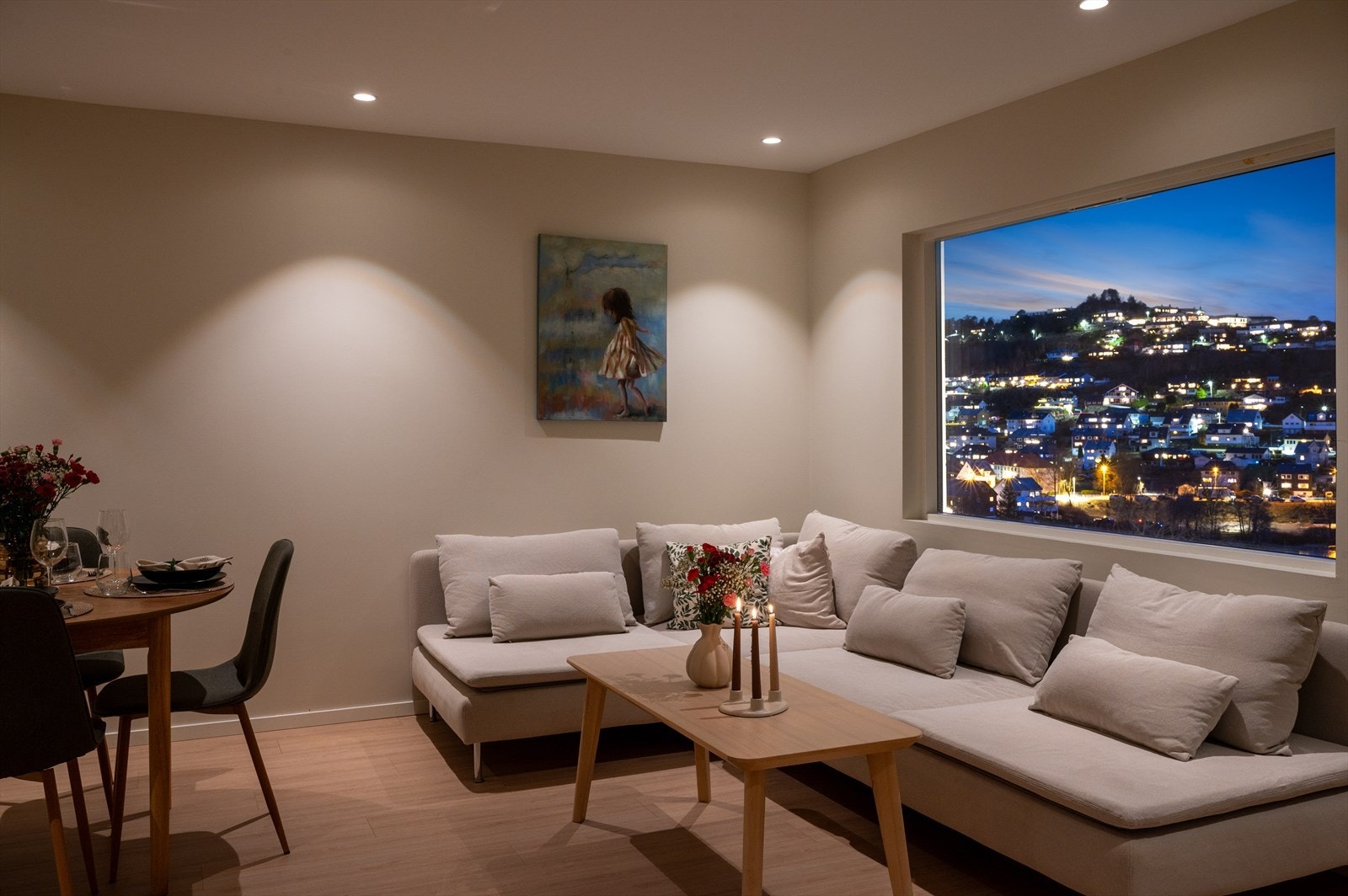 De siste årene har leiligheten blitt betydelig oppgradert og kan skilte med gode kvaliteter som bl.a. nyoppusset bad, nyere kjøkkeninnredning og praktfull utsikt over nærområdet! Galleribilde