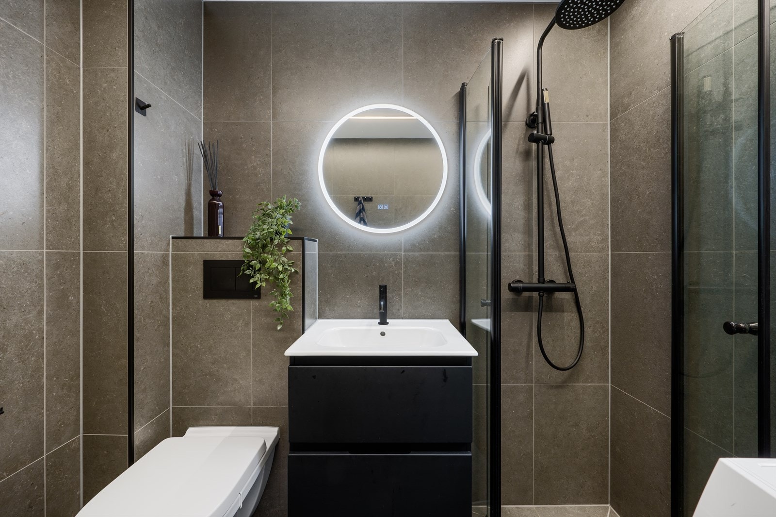 Badet er helfliset med elektriske varmekabler i gulv. Galleribilde