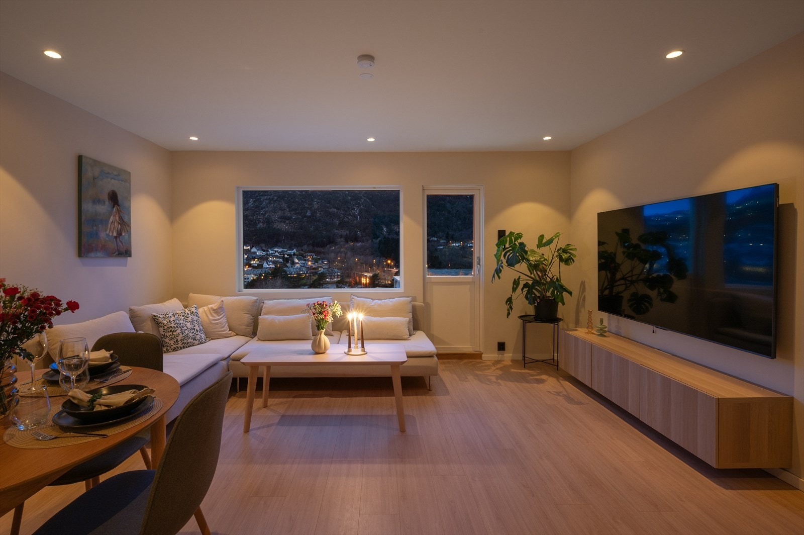 Også på kveldstid oppleves oppholdsrommet som trivelig og behagelig. Galleribilde