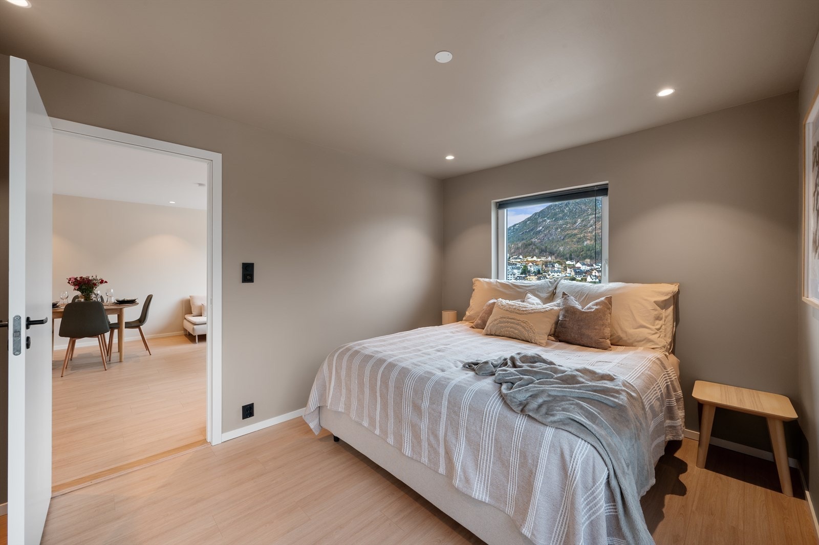 Leilighetens hovedsoverom er av meget god størrelse og måler 13 m². Galleribilde