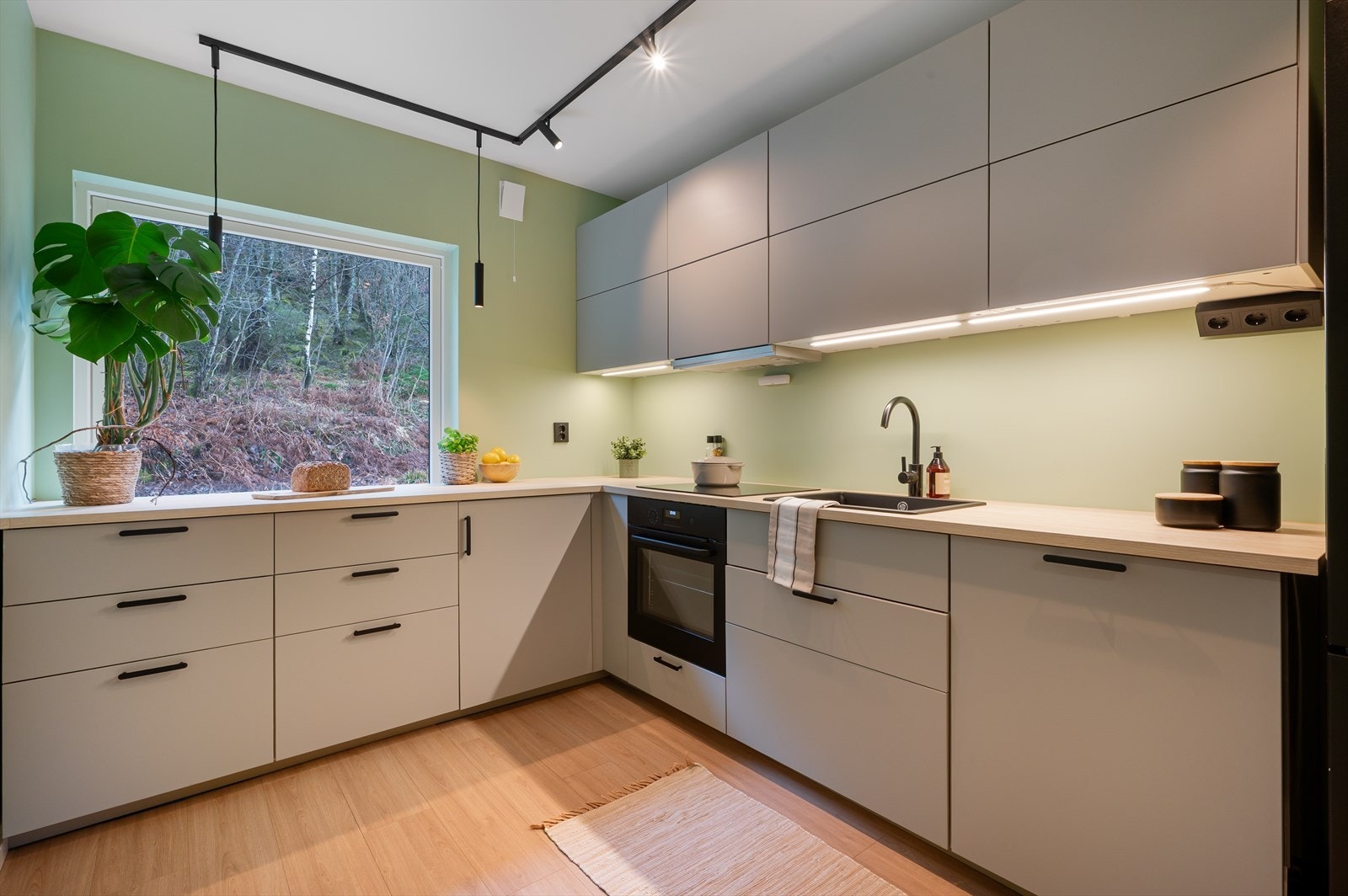 Kjøkkenet har en meget funksjonell utforming med store arbeidsflater samt rikelig med skap- og skuffeplass. Galleribilde